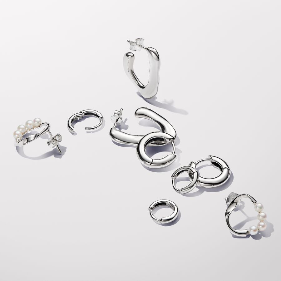 Organically V-shaped Open Hoop Earrings - Image 3